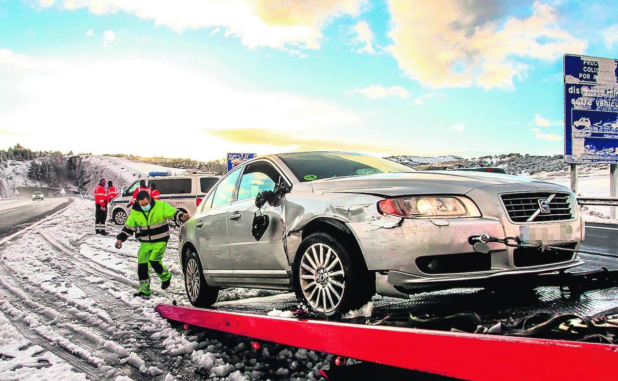 La grúa retira uno de los coches accidentados en la N-622 a su paso por Zuia. 