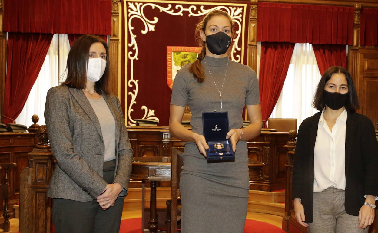 La remera junto a la presidenta de la Federación Española de Remo, Asunción Loriente (izq), y la alcaldesa de Getxo Amaia Agirre. 