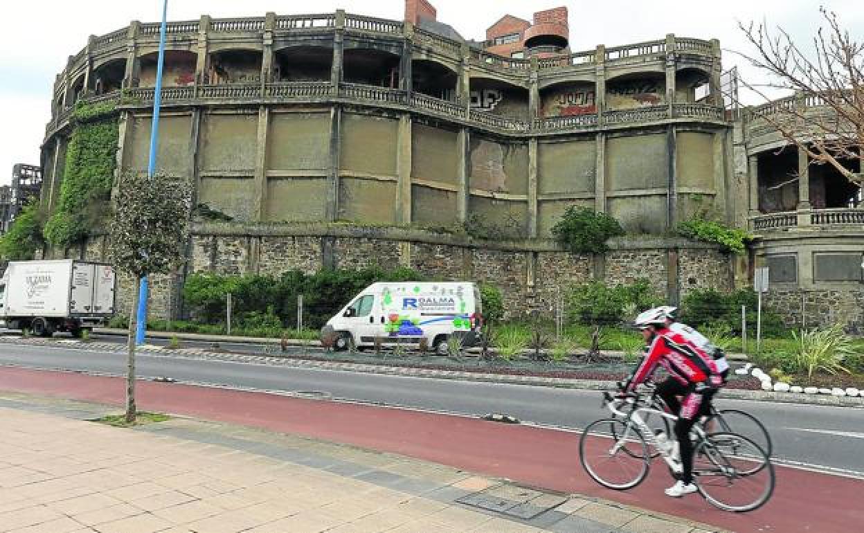 Dos ciclistas circulan por el bidegorri de Ereaga a la altura de las galerías de Punta Begoña.