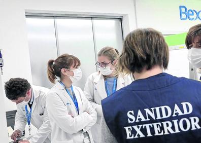 Imagen secundaria 1 - La Guardia Civil entrega las dosis a las empresas de transporte, custodiadas por las Ertzaintza. Las dosis para Euskadi llegan a la empresa Bexen Medical de Hernani, donde se conservan hasta su uso. Un operario de Bexen revisa las cajas con las dosis. 