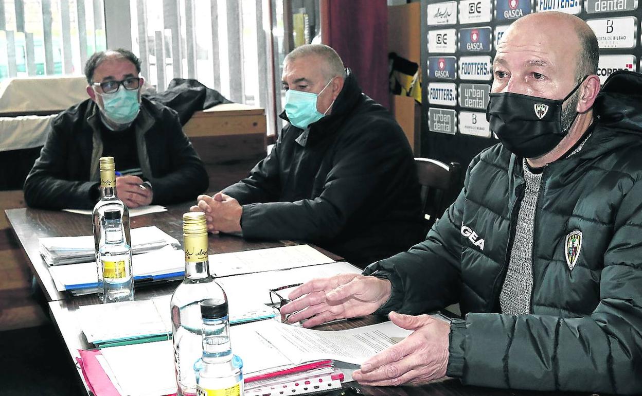 Isusi, a la derecha, explica el plan de conversión junto a otros dos miembros de la junta gestora. 