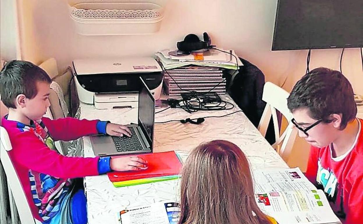 Una familia realiza las tareas en su casa. 