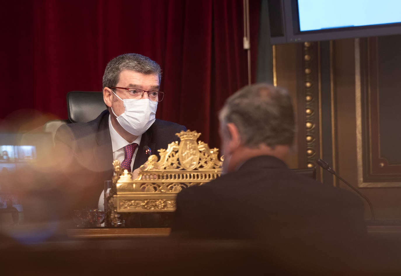 El alcalde, Juan Mari Aburto, durante el pleno extraordinario de esta mañana.