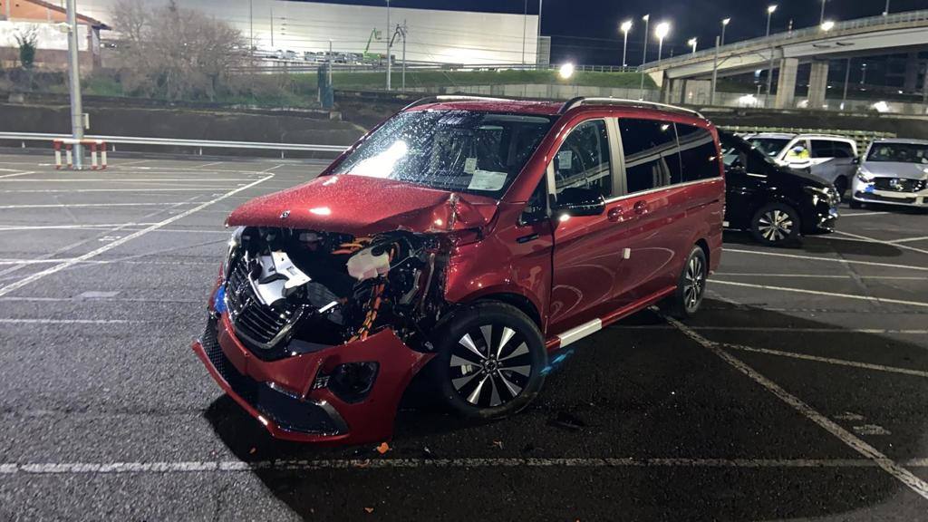 Fotos: Los destrozos ocasionados en el parking de Mercedes de Vitoria