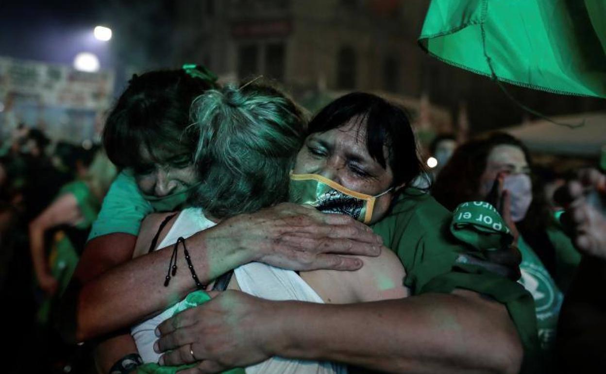 Hiru emakumek abortuaren legeztapena ospatzen, Argentinan.