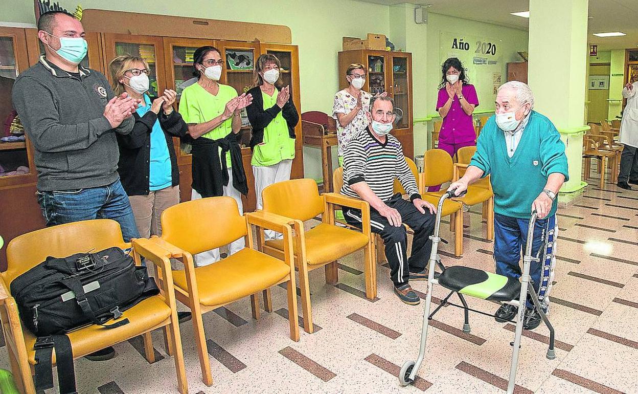 El residente Roberto Núñez, de 87 años, fue la primer persona de la provincia en recibir la dosis de Pfizer en la lucha contra el coronavirus. 