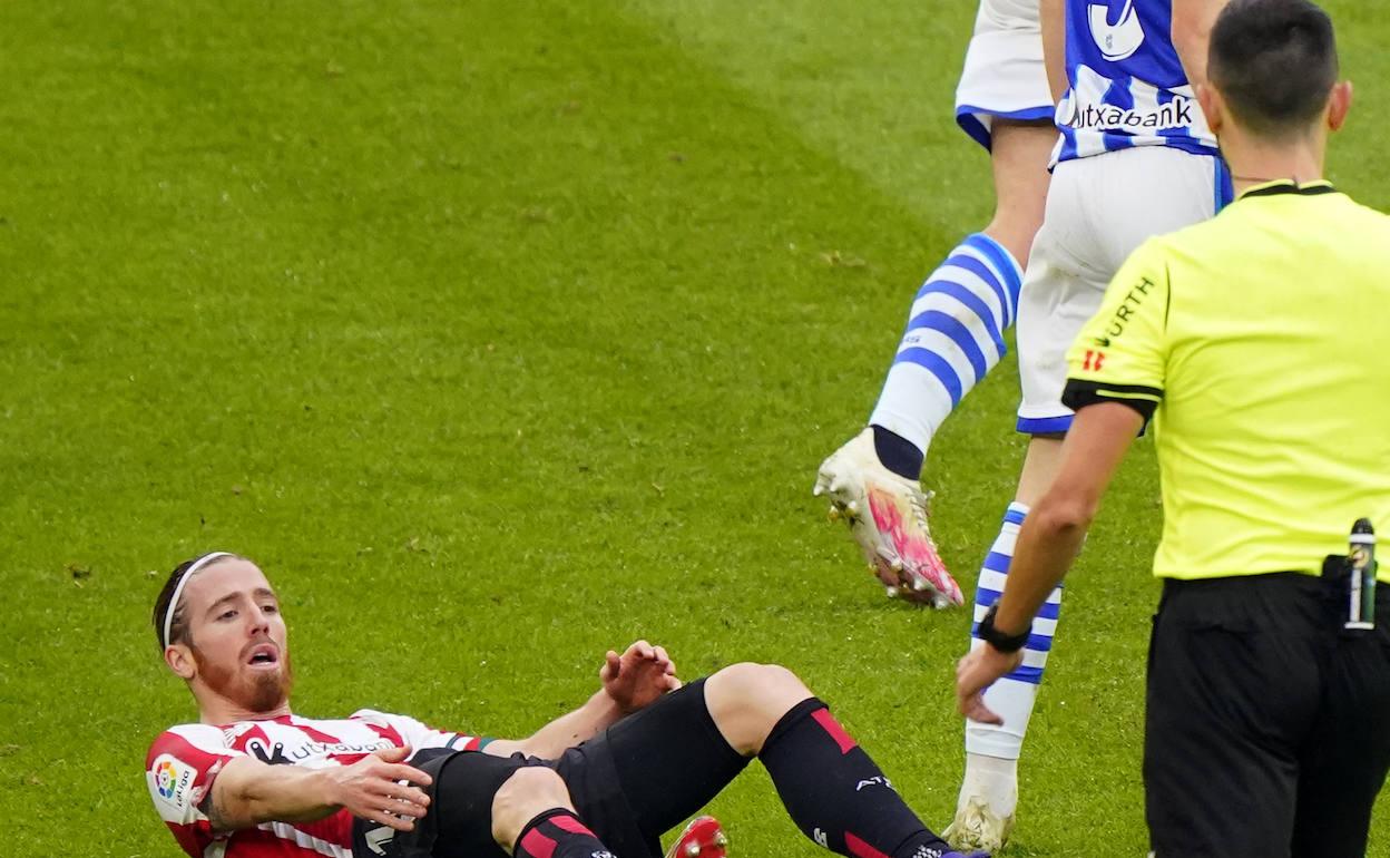 Muniain pide explicaciones al árbitro tras sufrir una falta. 