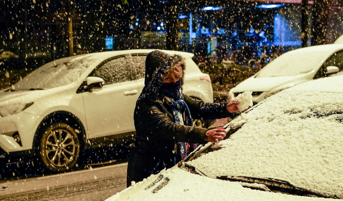 La nieve hizo acto de presencia a última hora del viernes.