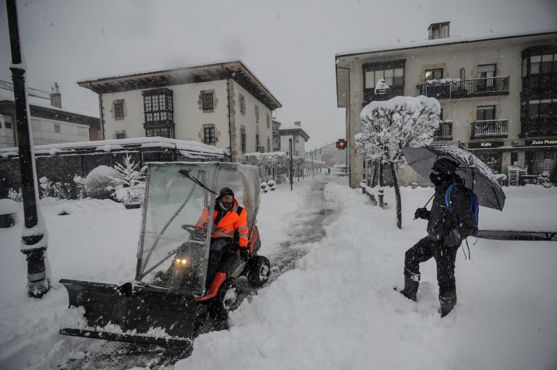 El espesor de nieve ha sido importante en Vitoria y sus alrededores.