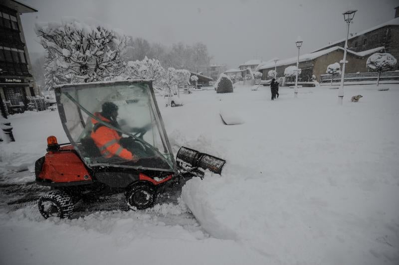 El espesor de nieve ha sido importante en Vitoria y sus alrededores.