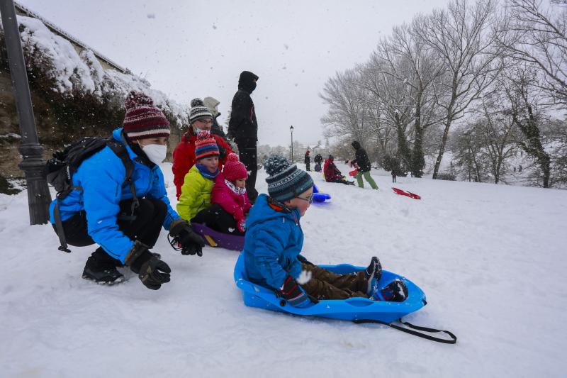 Trineos y bolas de nieve en Armentia.