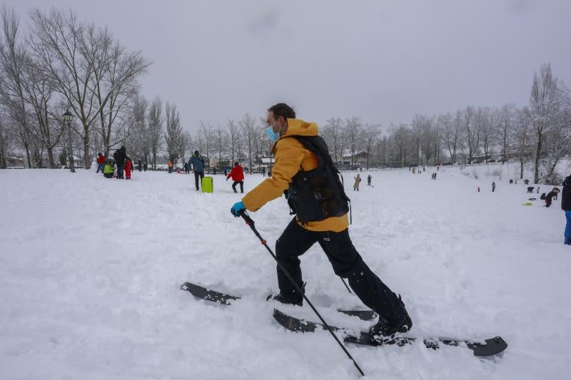 Trineos y bolas de nieve en Armentia.