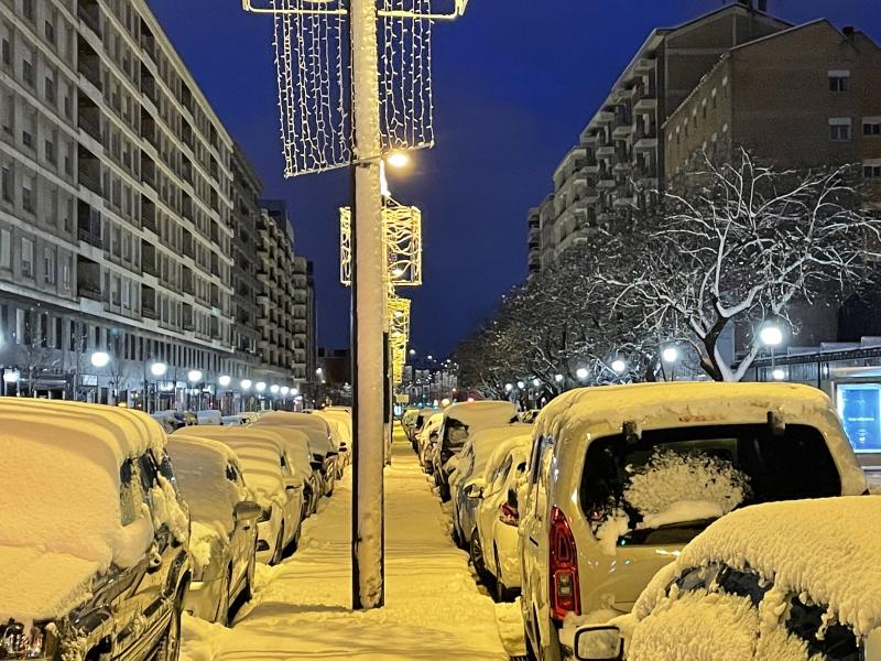 Los más madrugadores han sorteado la nieve en la Avenida.