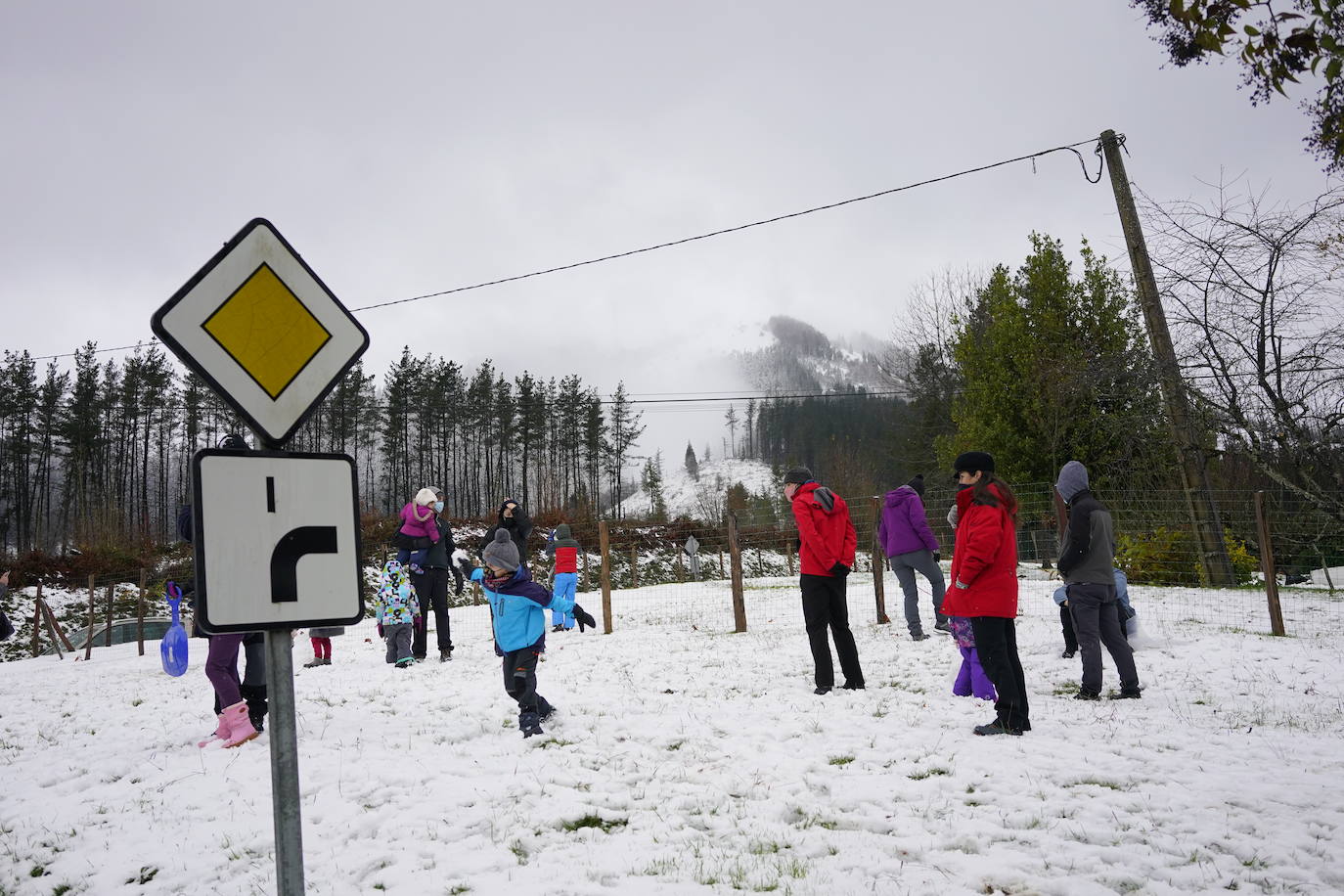 Niños y mayores juegan con la nieve en el puerto de Trabakua y en las cercanías del Oiz