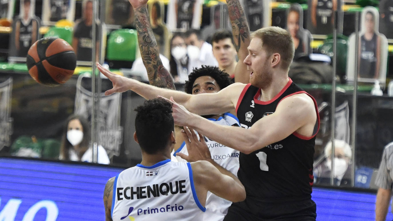 Fotos: Victoria por la mínima del Bilbao Basket en el derbi de colistas