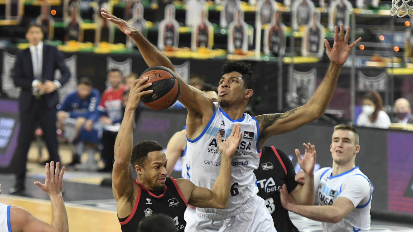Fotos: Victoria por la mínima del Bilbao Basket en el derbi de colistas