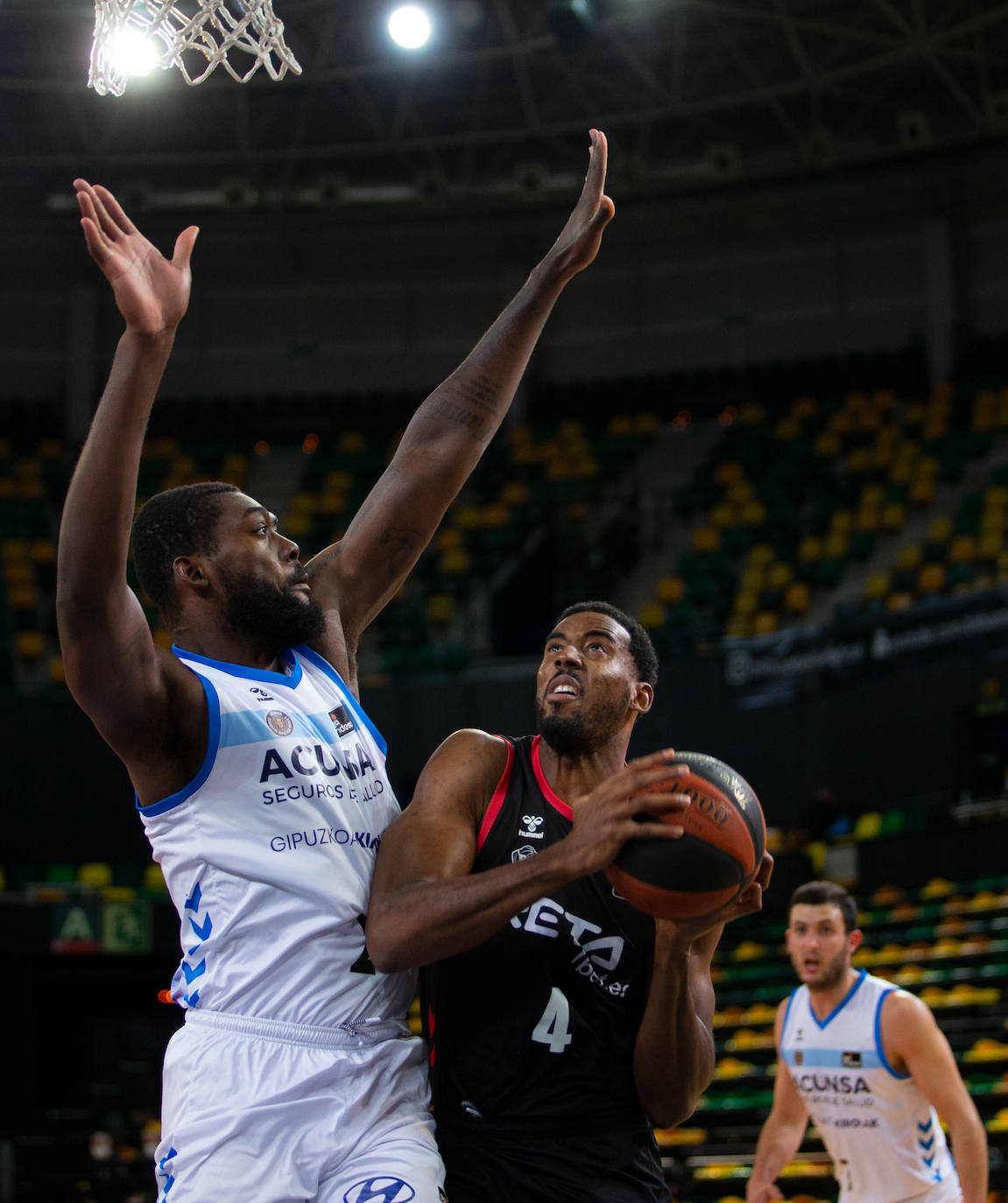 Fotos: Victoria por la mínima del Bilbao Basket en el derbi de colistas
