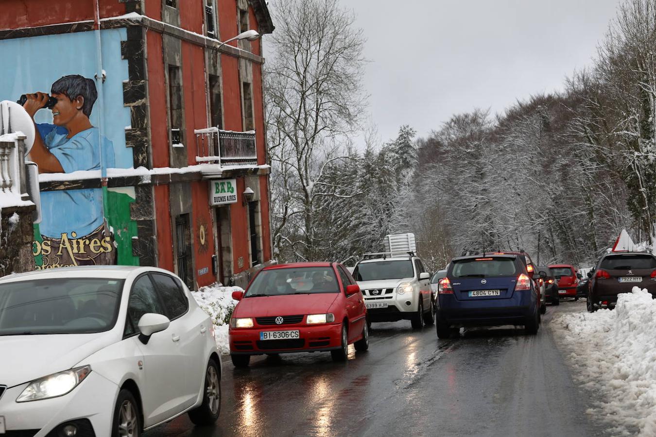 Intenso tráfico en Urkiola