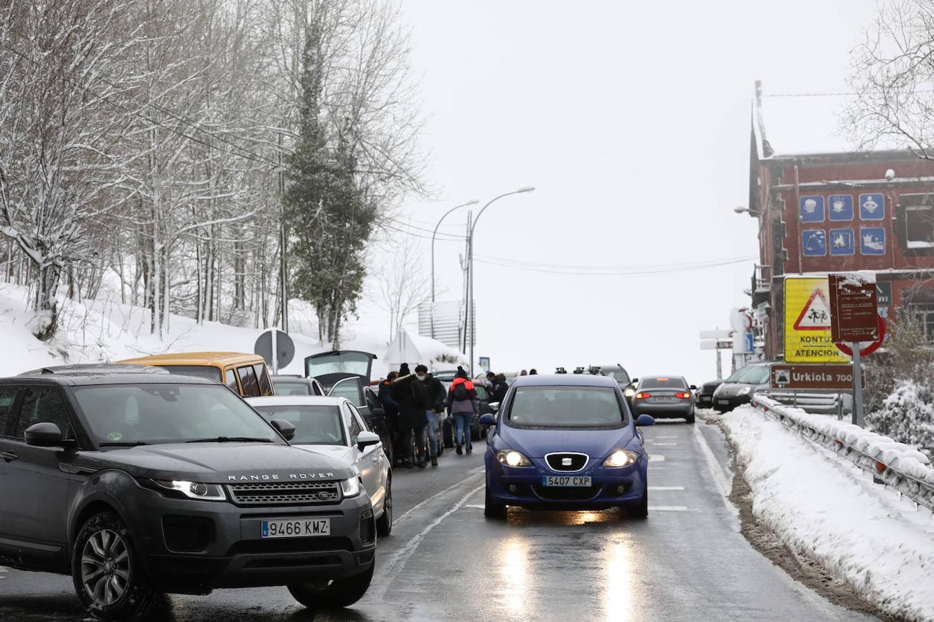 Una mujer camina por La Arboleda, que presenta una fina capa de nieve 