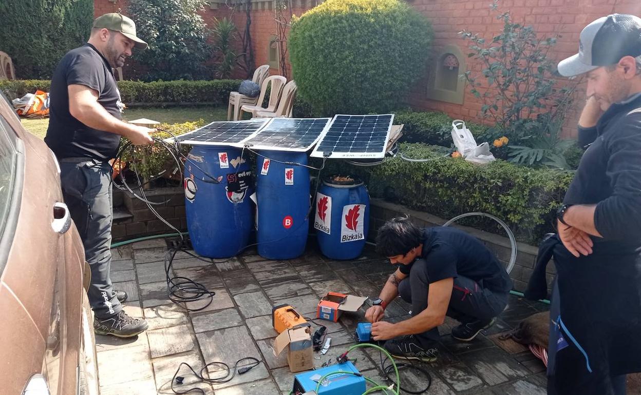 Miembros del equipo deTxikon trabajan con las placas solares.