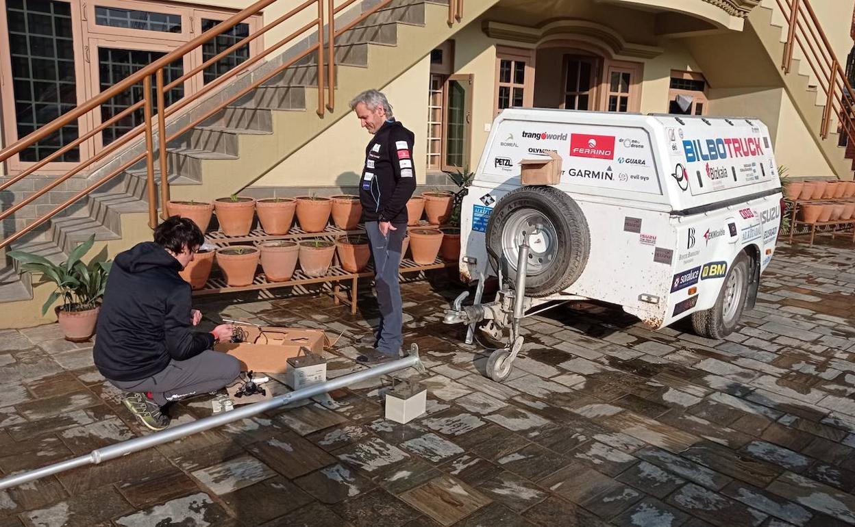 Los miembros de la expedición trabajan en la preparación del material, ya en Nepal. 