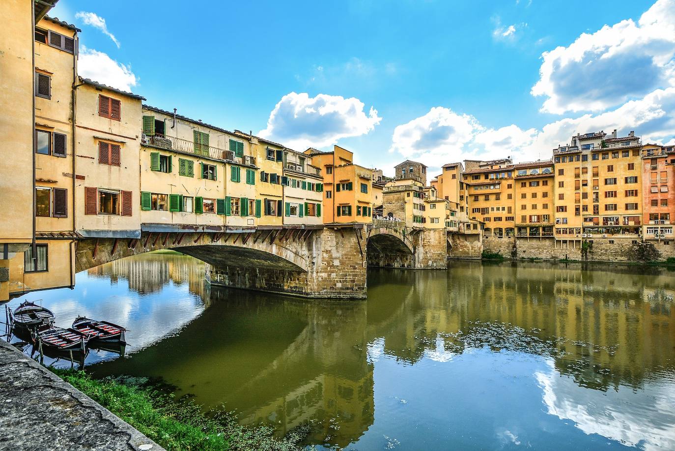 Florencia | Italia conmemora este 2021 el 700 aniversario de la muerte de Dante y ha puesto en marcha una ruta de 395 kilómetros, desde el lugar de nacimiento de Dante Alighieri en Florencia hasta su tumba en Rávena, cruzando los Apeninos y sumergiéndose en bosques silenciosos y pueblos históricos, cascadas y castillos medievales. Si la evolución de la pandemia hace posible su celebración, el visitante podrá atravesar los mismos caminos que recorrió el escritor cuando huyó de Florencia, hecho que inspiró su obra más famosa: 'La Divina Comedia'.