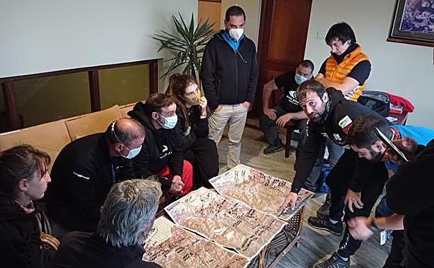 Reunión del grupo para decidir la nueva estrategia de aproximación.