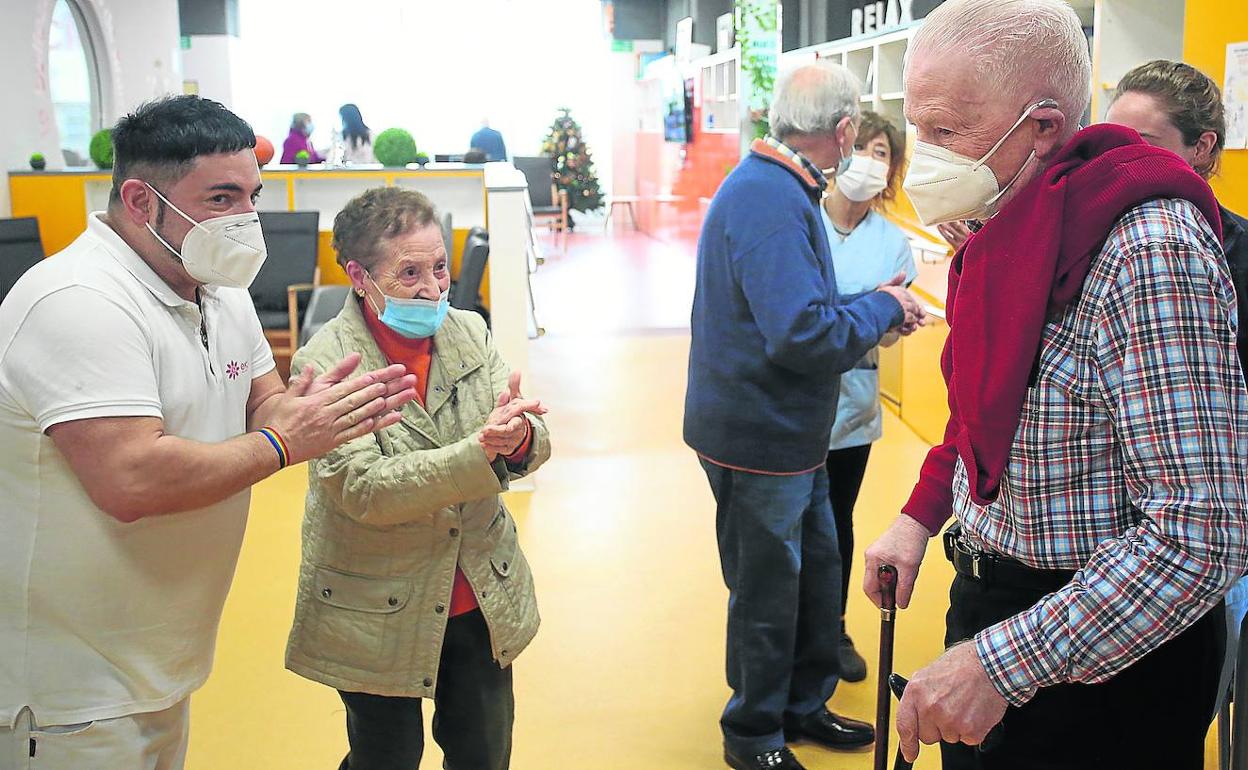 Usuarios de un centro de día de Bilbao tras recibir las primeras dosis de la vacuna de Pfizer. 