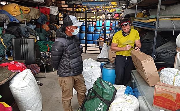 Txikon, en la sede de Seven Summits comprobando el material y repasando la comida. 