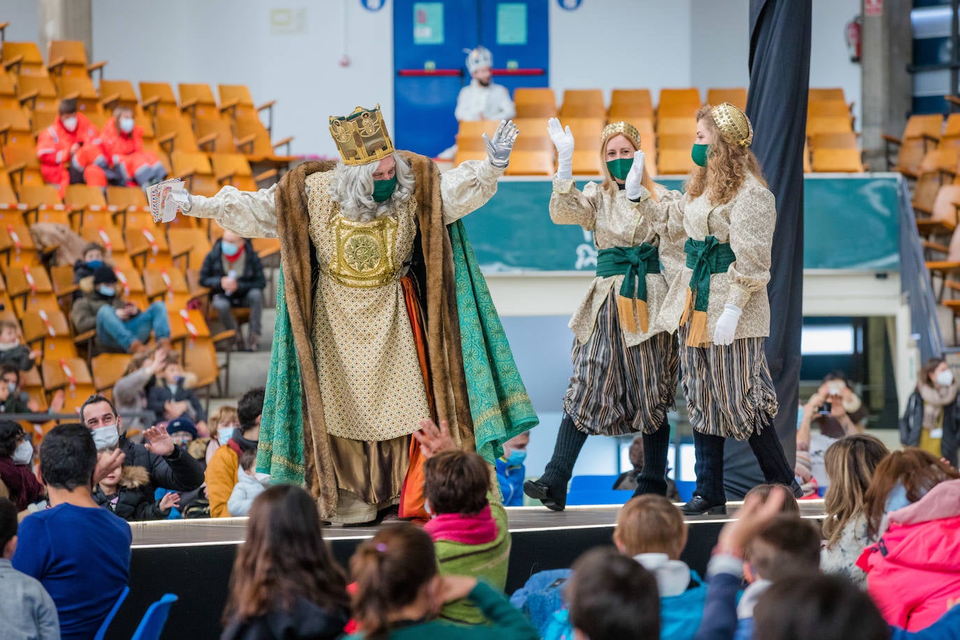 Fotos: Los Reyes Magos ilusionan a los más pequeños en Mendizorroza