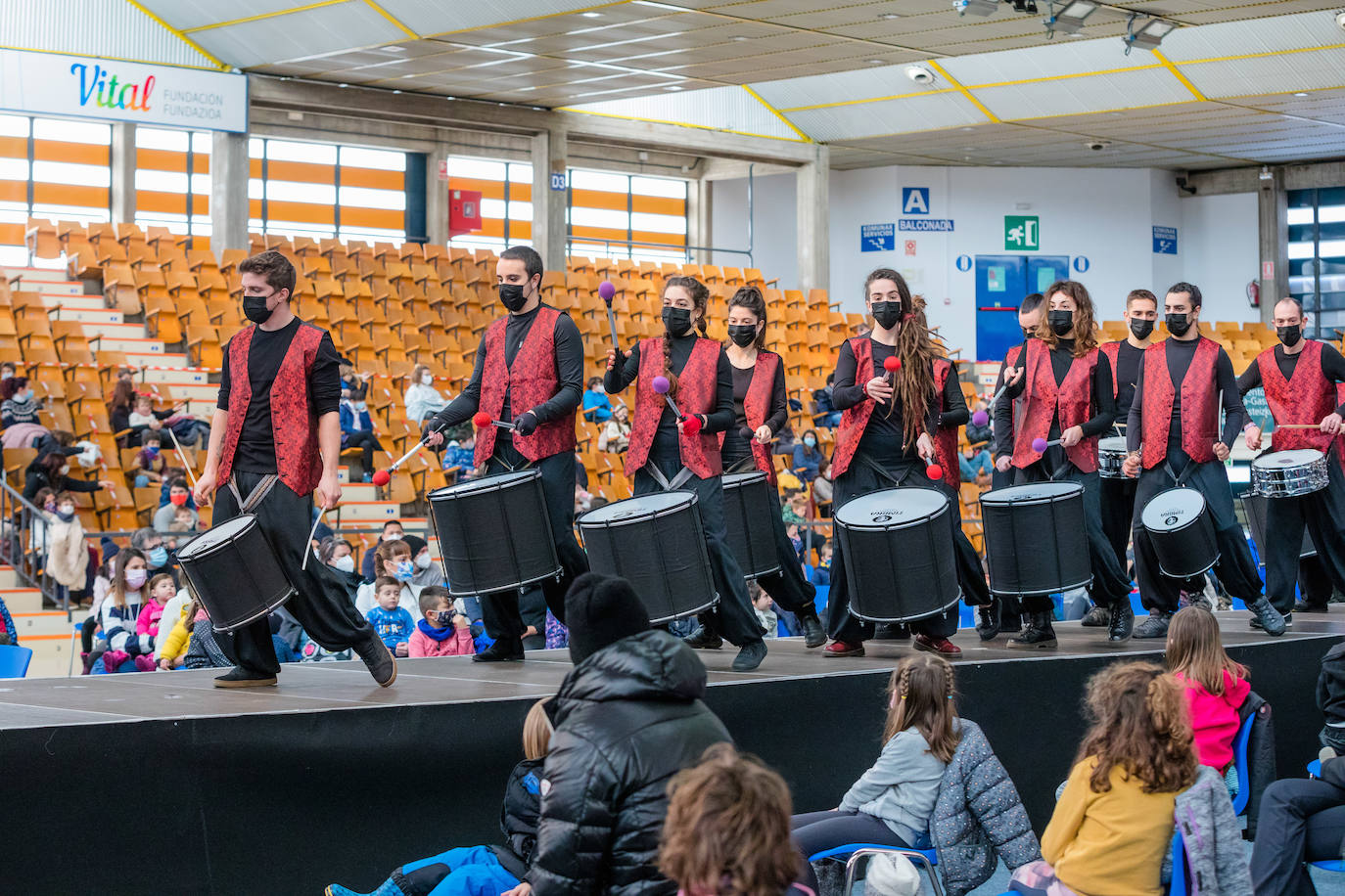 Fotos: Los Reyes Magos ilusionan a los más pequeños en Mendizorroza