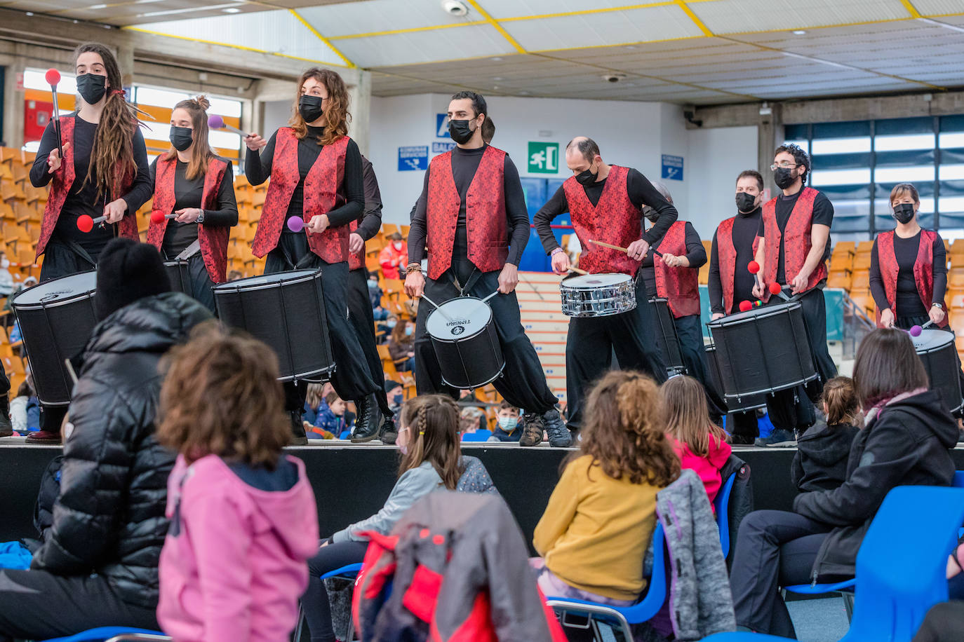 Fotos: Los Reyes Magos ilusionan a los más pequeños en Mendizorroza