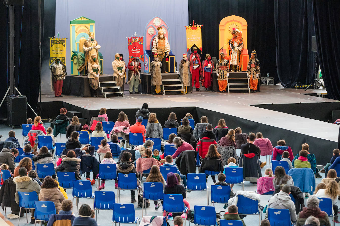 Fotos: Los Reyes Magos ilusionan a los más pequeños en Mendizorroza