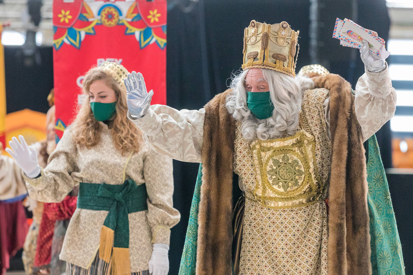 Fotos: Los Reyes Magos ilusionan a los más pequeños en Mendizorroza