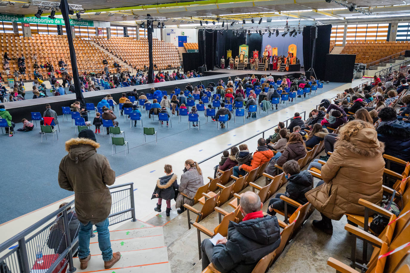 Fotos: Los Reyes Magos ilusionan a los más pequeños en Mendizorroza