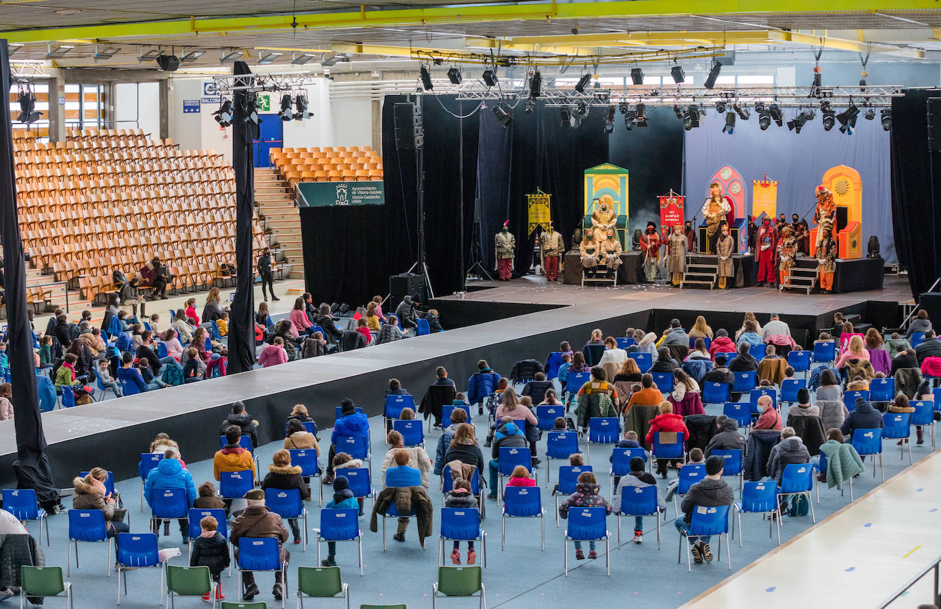 Fotos: Los Reyes Magos ilusionan a los más pequeños en Mendizorroza