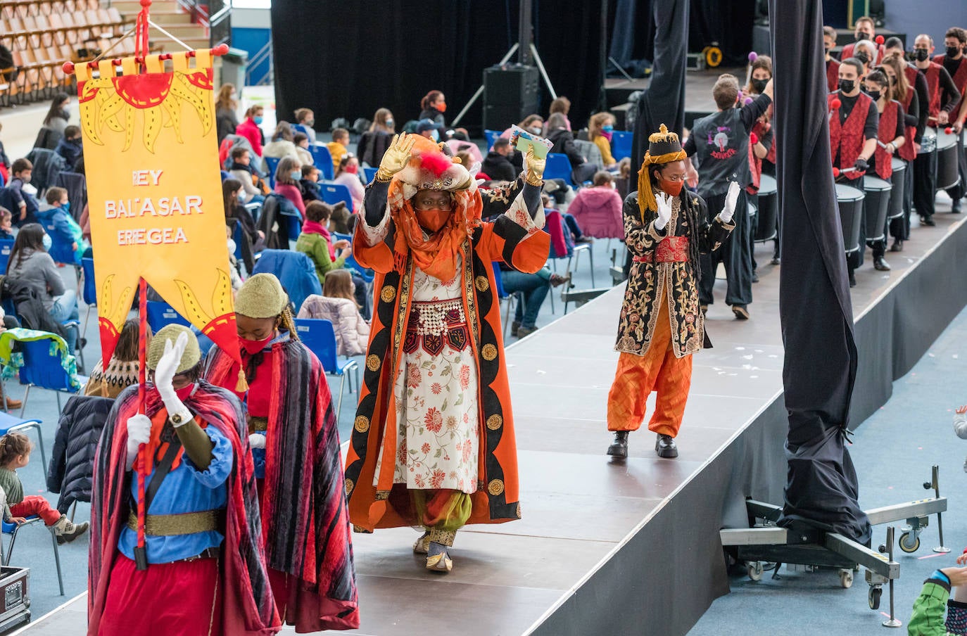 Fotos: Los Reyes Magos ilusionan a los más pequeños en Mendizorroza