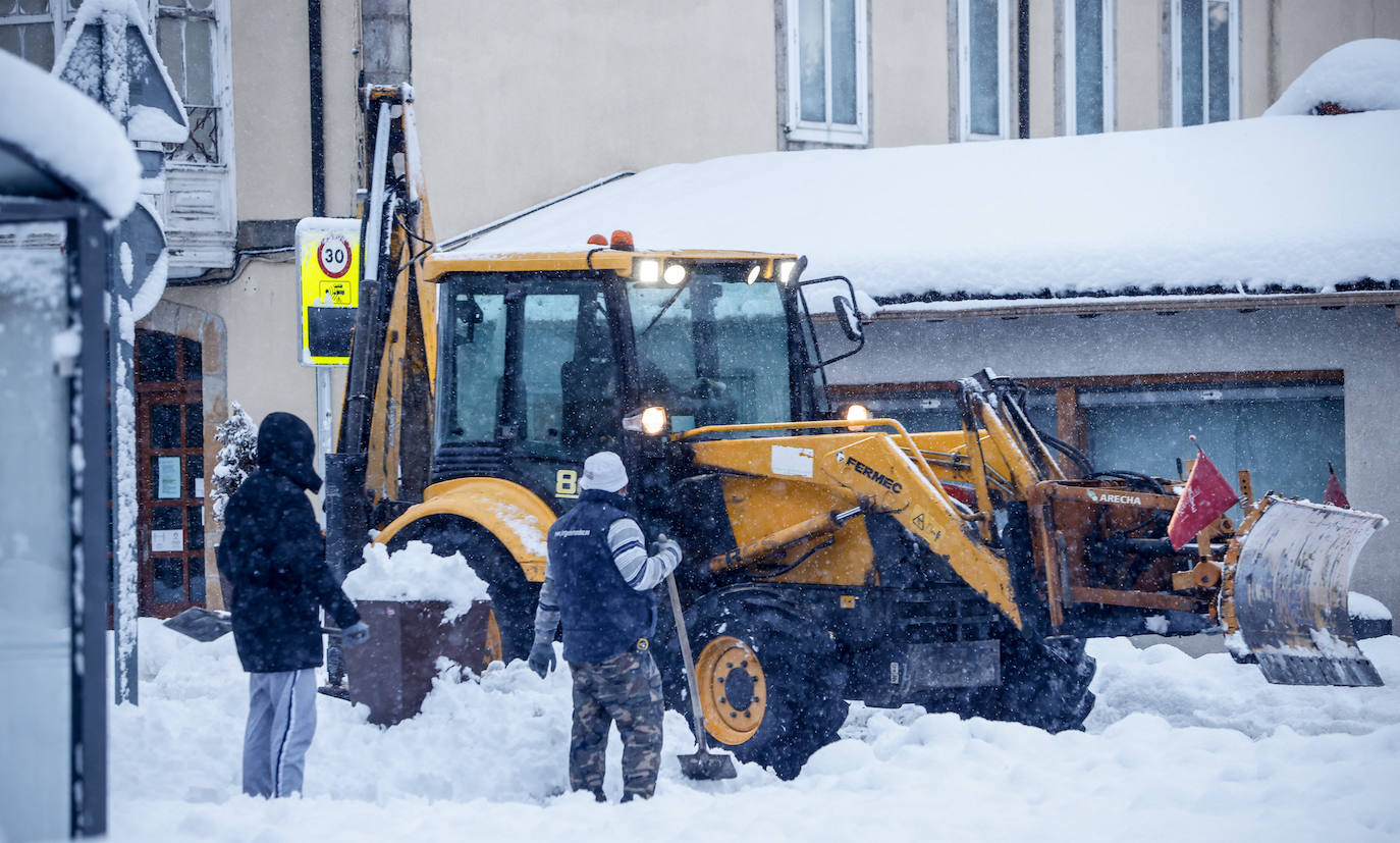 Fotos: La nieve vuelve a cubrir de blanco Álava