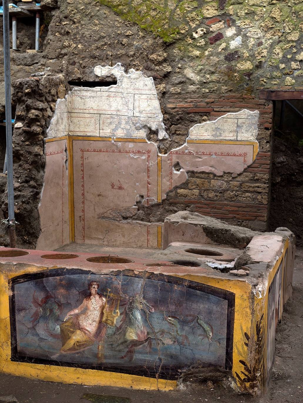 El ministerio de Cultura italiano y el área arqueológica anunciaron lo que consideraron «otro descubrimiento extraordinario en Pompeya, en las nuevas excavaciones emprendidas dentro del proyecto de mantenimiento y restauración de la Regio V». 
