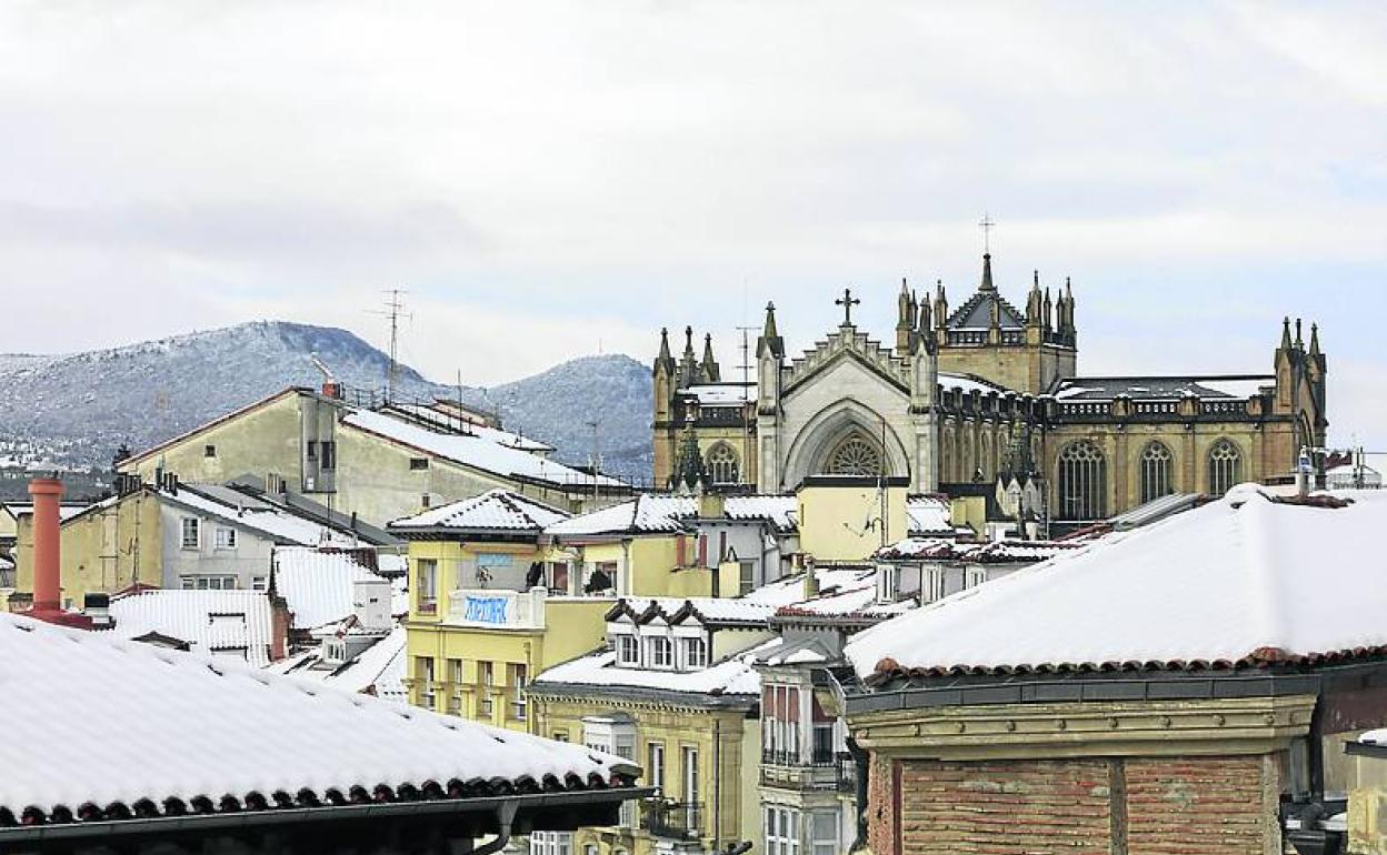 Vitoria mantenía el domingo sus tejados teñidos de blanco. 