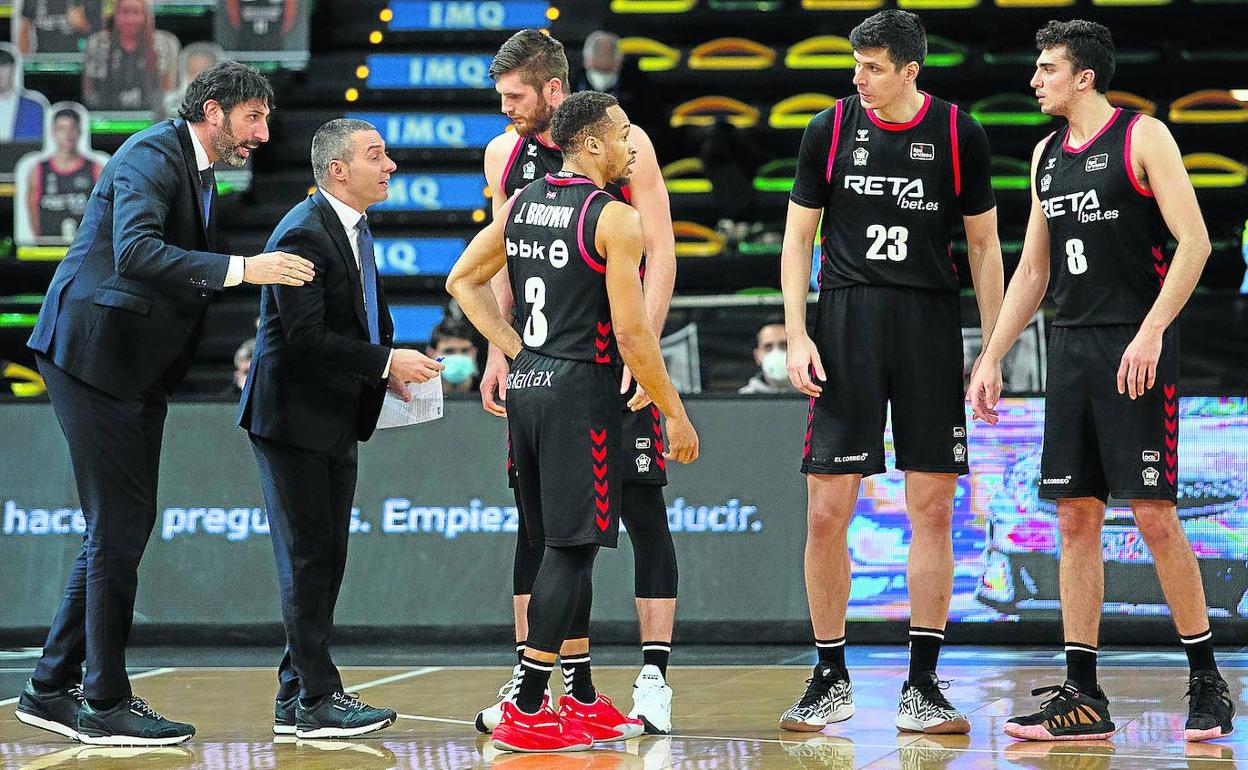 Mumbrú y Salgado instruyen a pie de pista a Miniotas, Brown, Huskic y Reyes durante el dramático derbi contra el Acunsa GBC. 