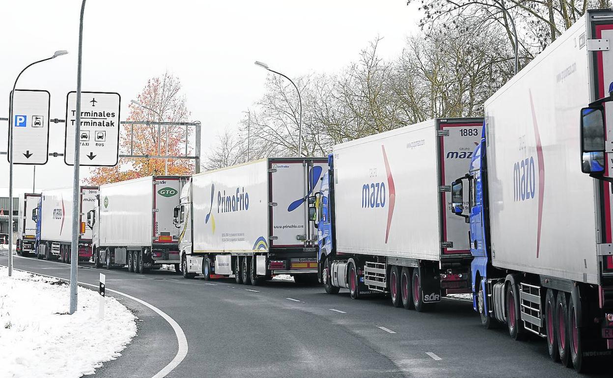 La larga cola de camiones que se quedaron atascados llegó hasta la carretera de acceso al aeropuerto de Vitoria.