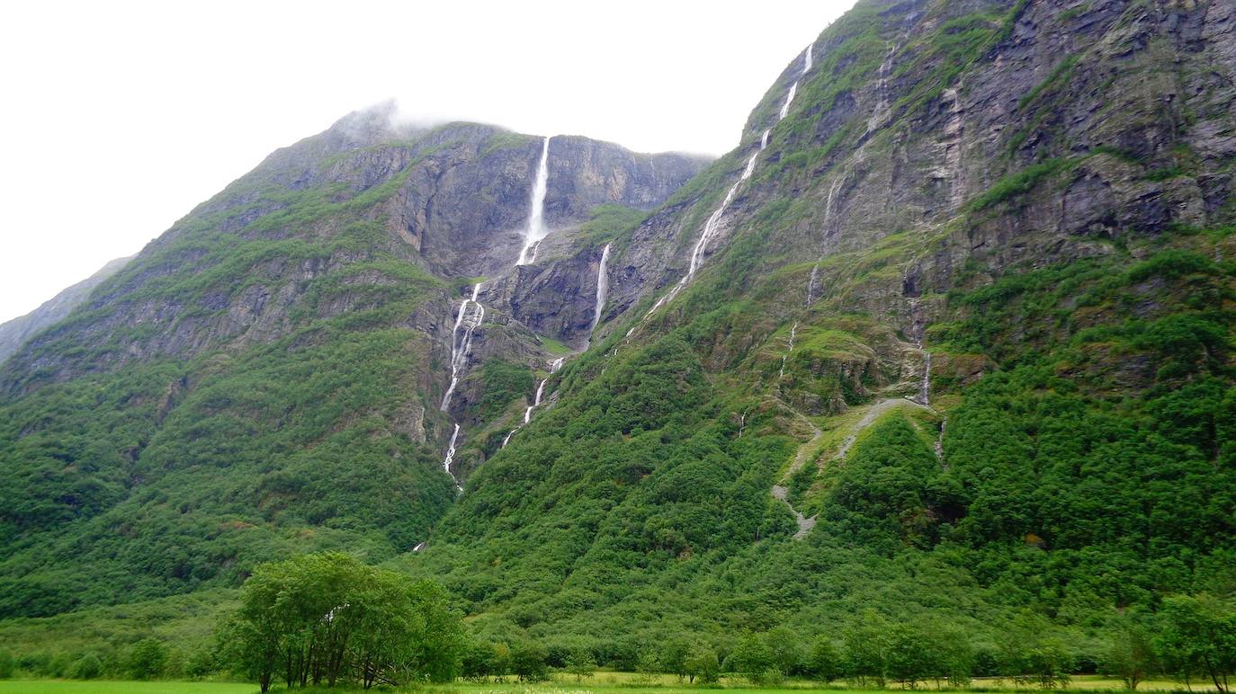 Kjerrskredfossen se sitúa al suroeste de la ciudad de Gudvangen y tiene una altura de 830 metros.