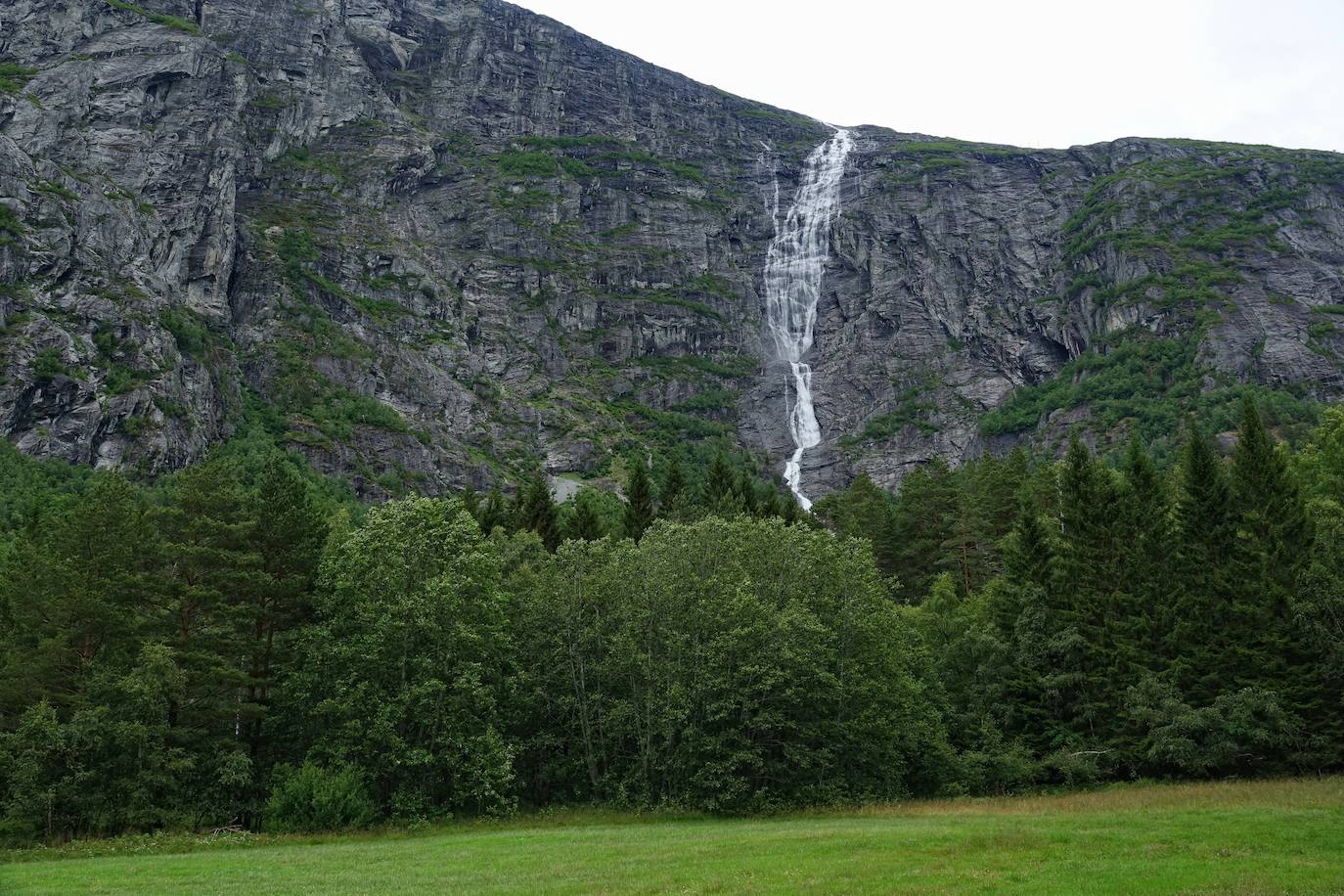 Mongefossen, Møre Og Romsdal (Noruega) | Con sus 773 metros sobre los acantilados inmensos del famoso Romsdalen de Noruega, se puede considerar como una de las cataratas más impresionantes de Europa. Actualmente, es la decimoquinta cascada más alta del mundo y la quinta de Noruega.