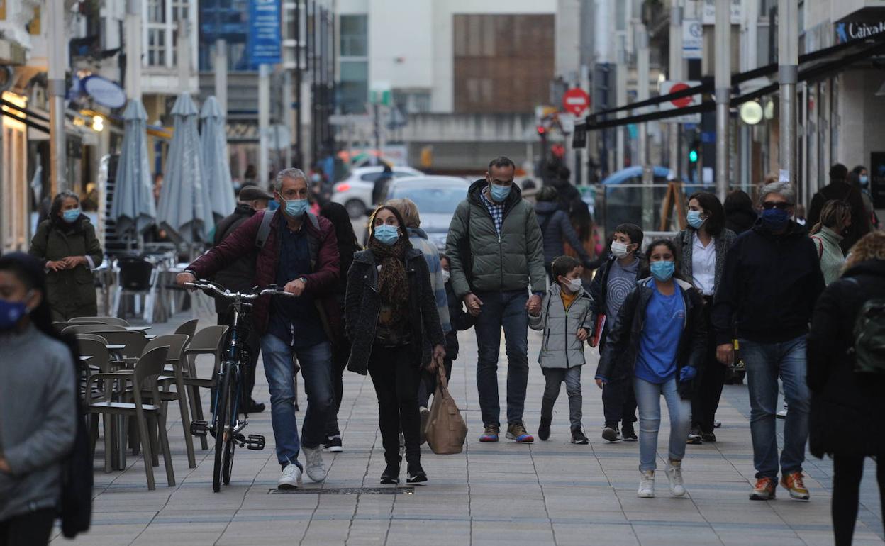 Ciudadanos pasean por Vitoria.