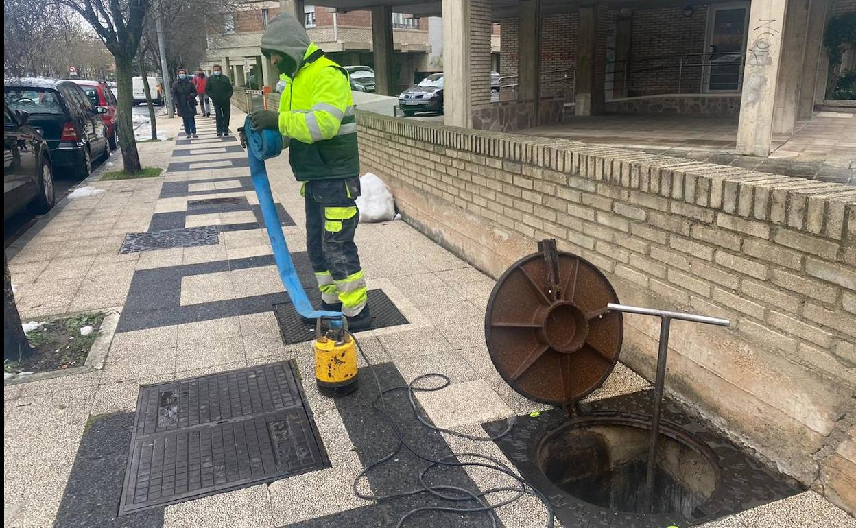 Un operario en el lugar donde se ha producido la avería. 