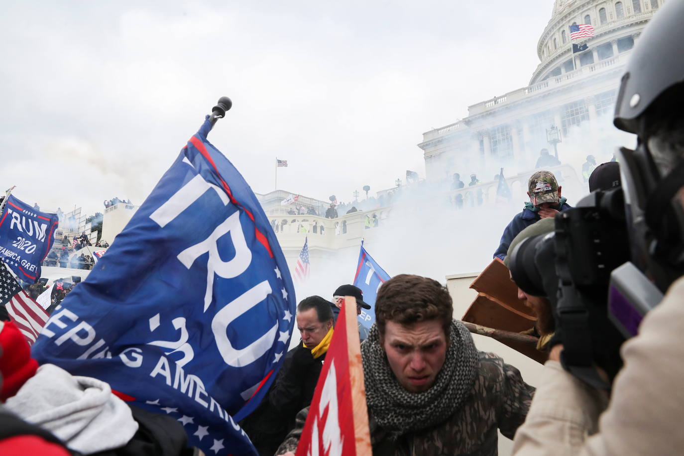 Fotos: Decenas de manifestantes irrumpen en el Capitolio