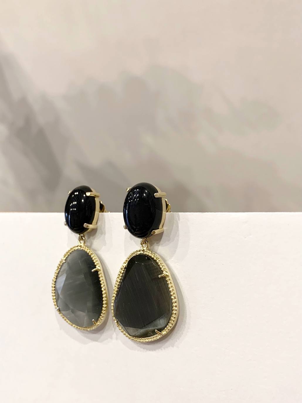 Pendientes compuestos por plata bañada en oro y oro rosa con piedras semipreciosas. Un diseño de la firma vizcaína Sinun. Disponible en su página web y en su boutique de Galdakao. Costaban 119,95 euros y ahora los puedes comprar por 95,95 euros.