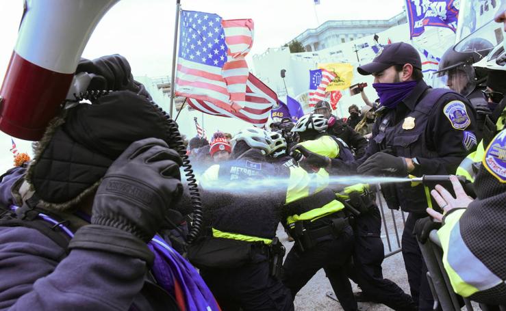 Decenas de manifestantes irrumpen en el Capitolio