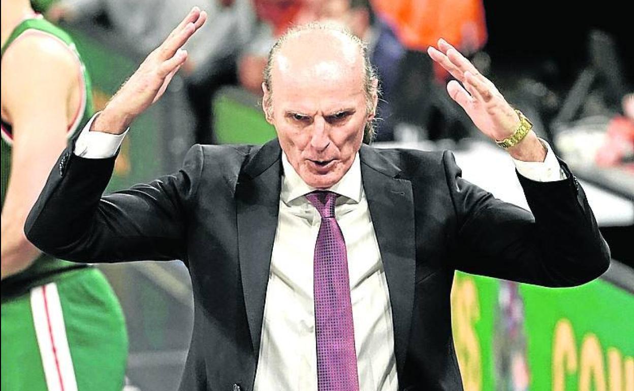 Dusko Ivanovic alza los brazos en señal de contrariedad. 